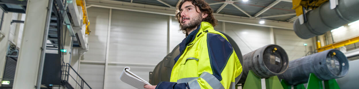 ANVS-inspecteur controleert een hal van nucleaire installatie Urenco.