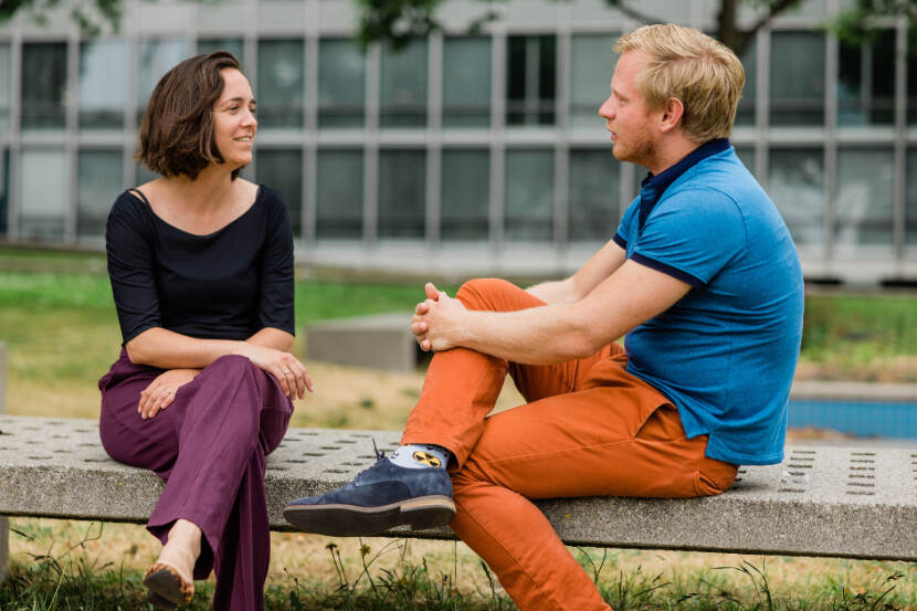 ANVS'ers Annika ten Wolde en Joran de Jong met elkaar in gesprek