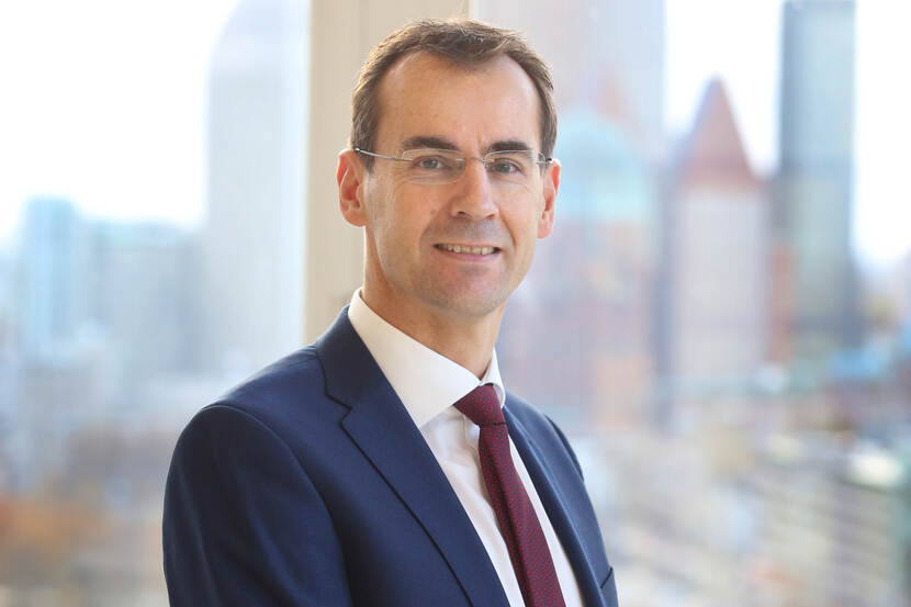 Portretfoto van Marco Brugmans met achter hem uitzicht op Den Haag.