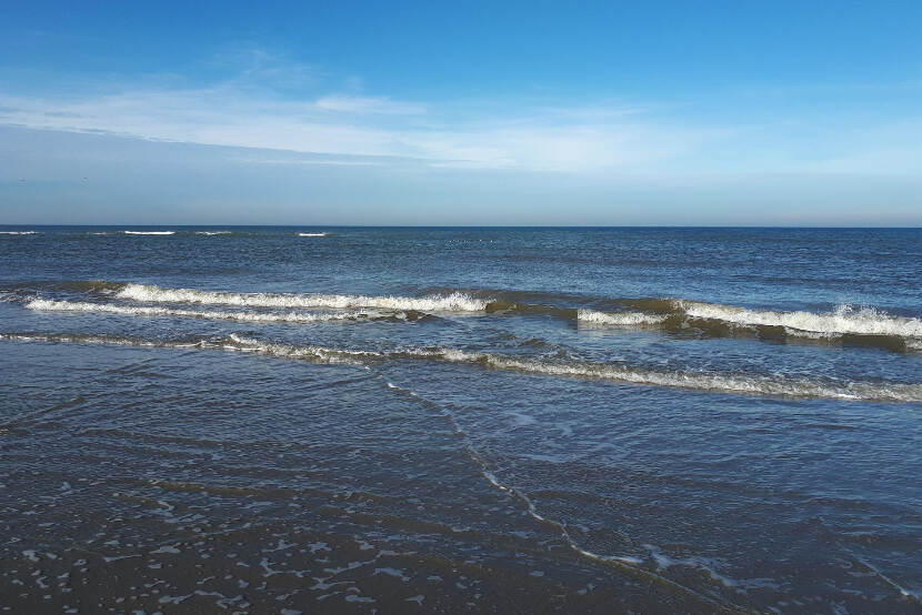 Blik op de Noordzee, vanaf Terschelling. De zee is donkerblauw en golft.