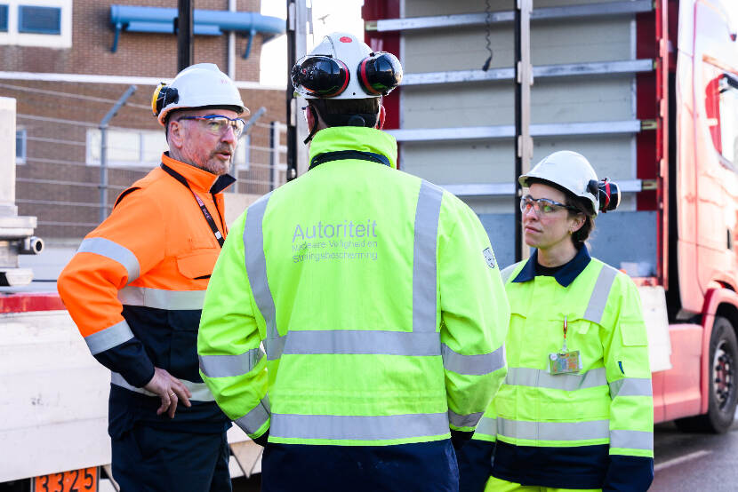 ANVS-inspecteurs praten met een medewerker van EPZ