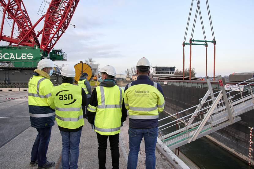 Toezicht op nucleair transport per boot