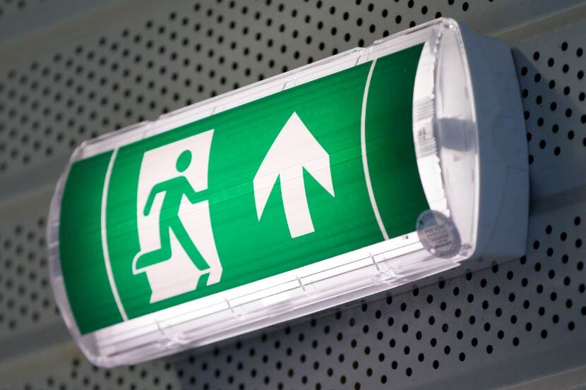 nooduitgangbordje met de lichtgevende radioactieve stof tritium