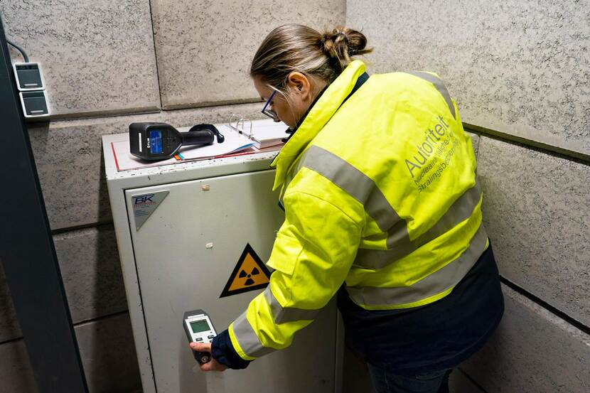 Inspectie in de industie bij een bergplaats voor radioactieve bronnen voor non-destructief onderzoek