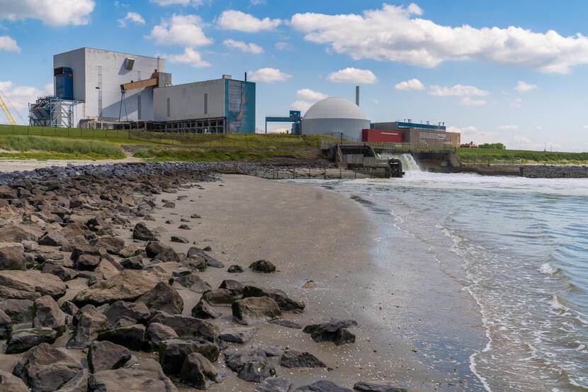 Zicht op de EPZ-kerncentrale Borssele, vanaf het strand.