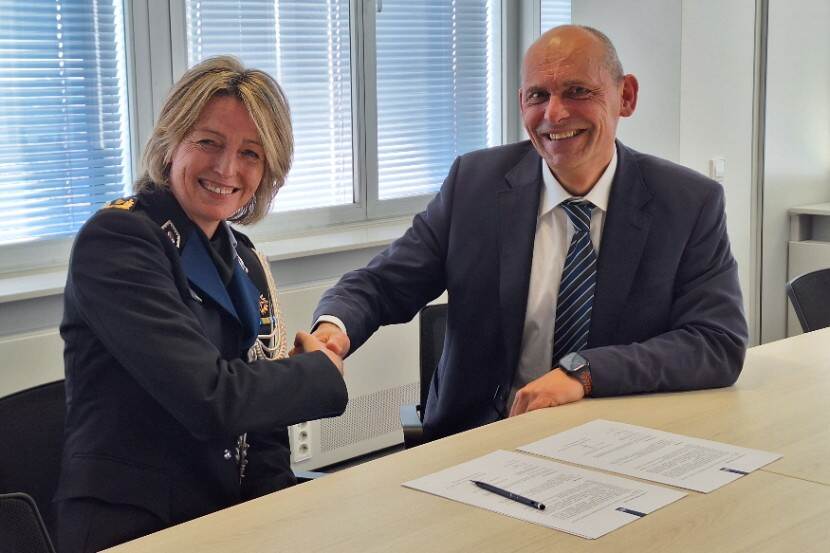 Manon Molenaar, Brigadegeneraal IMG en Bernd Keller, directeur Bevoegd Gezag van de ANVS, ondertekenen de werkafspraken.